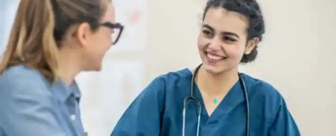Two doctors or nurses talking to eachother