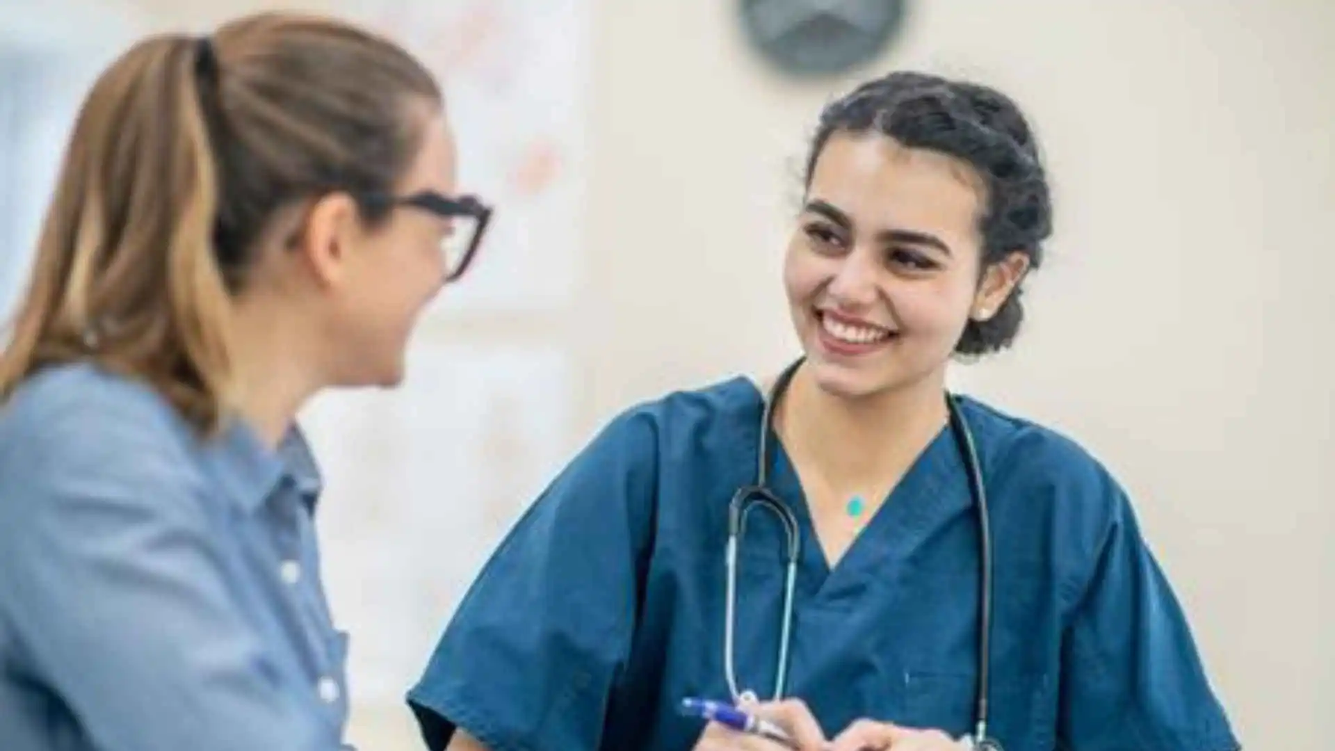 Two doctors or nurses talking to eachother